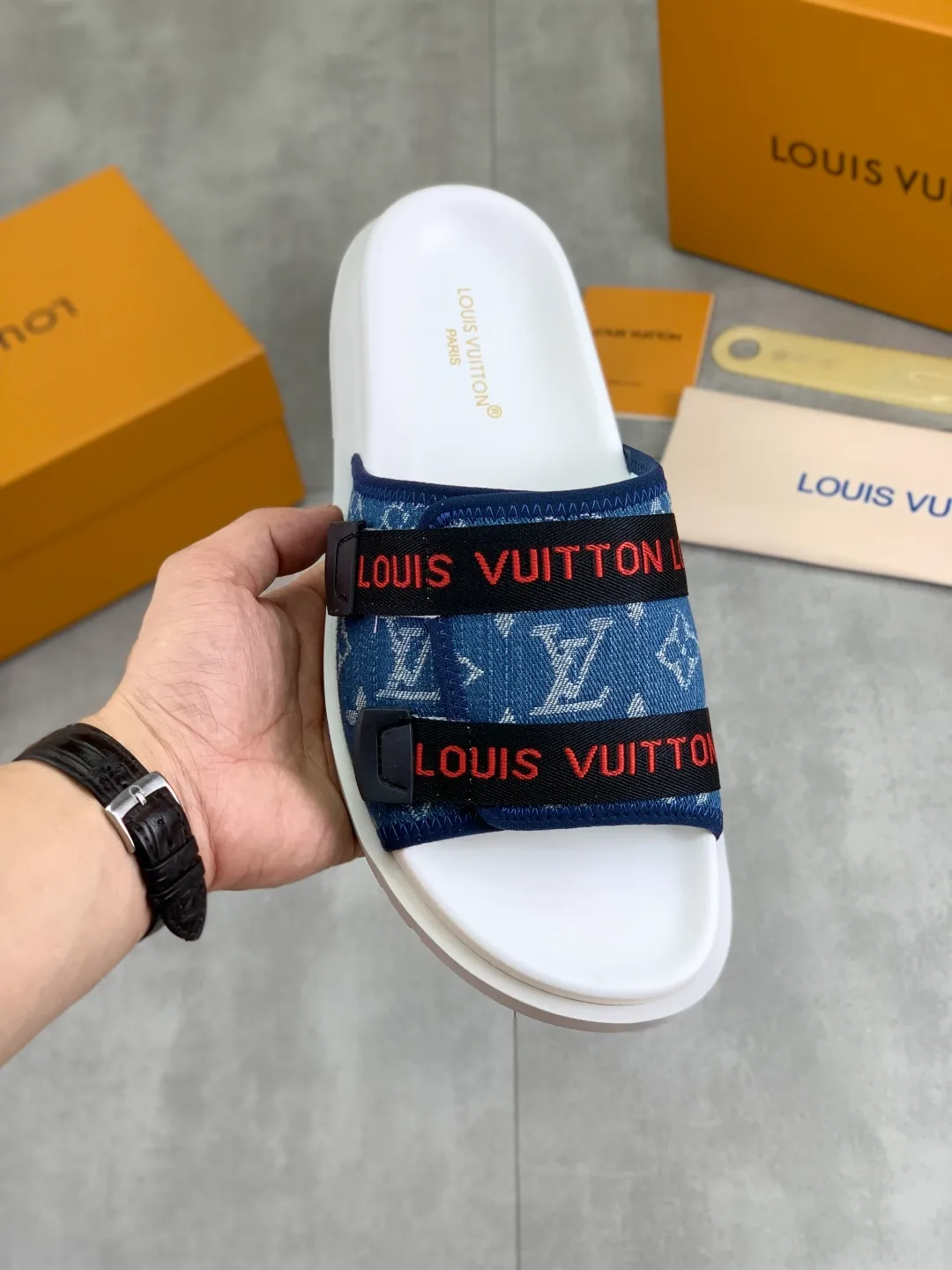 Men's shoes 💰P320💰【New style】🆘 Original quality 【LOUIS VUITTON】The popular Louis Vuitton LV men's slippers on the official website are on sale simultaneously! Original fabric imported from Italy, original factory special supply, code number: 38-44 (45 customized), many colors available